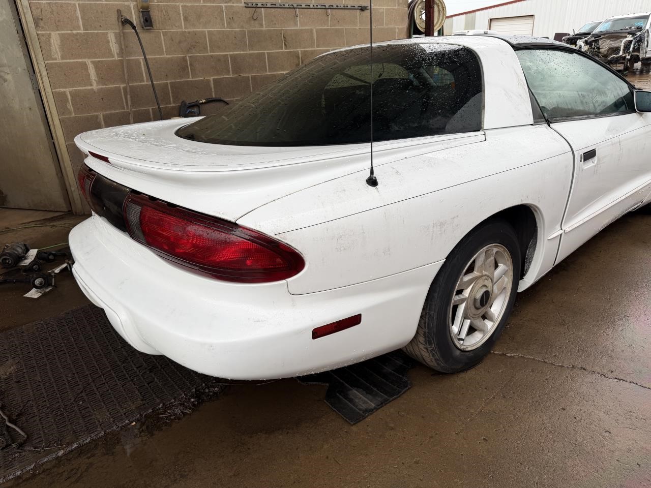 https://f005.backblazeb2.com/file/img-partshotlines-com/Inventory/OK19/Vehicle/27361_07.jpg